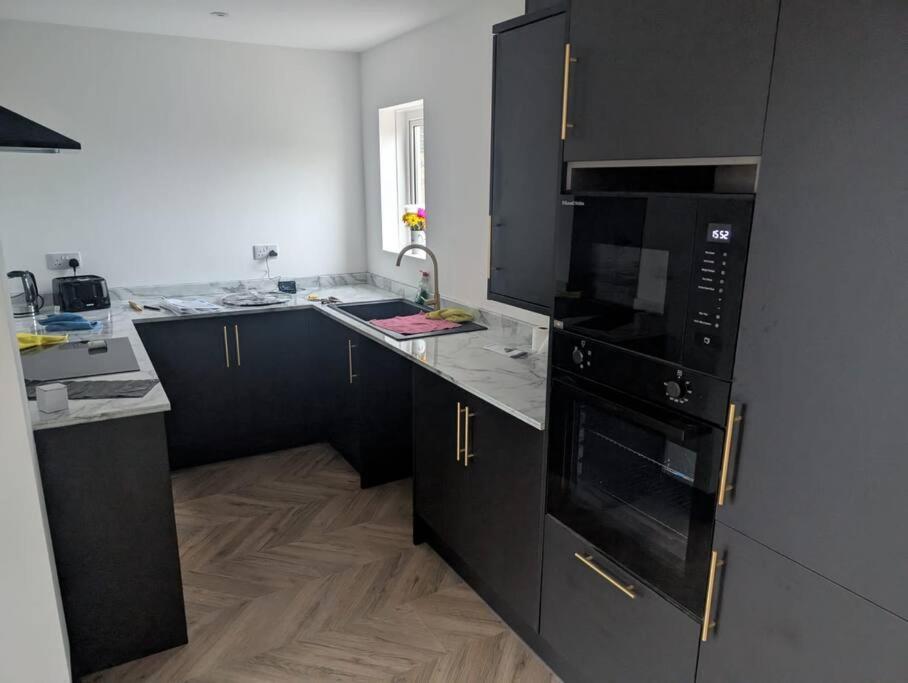 Modern 3Br Home - Private Parking - Tv In Every Bedroom Swansea Ngoại thất bức ảnh