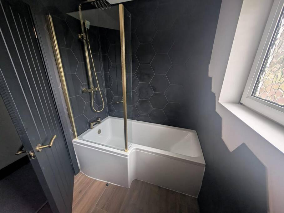 Modern 3Br Home - Private Parking - Tv In Every Bedroom Swansea Ngoại thất bức ảnh