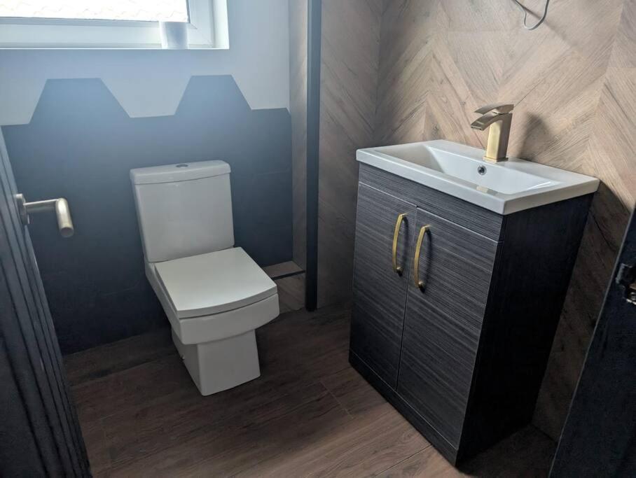 Modern 3Br Home - Private Parking - Tv In Every Bedroom Swansea Ngoại thất bức ảnh