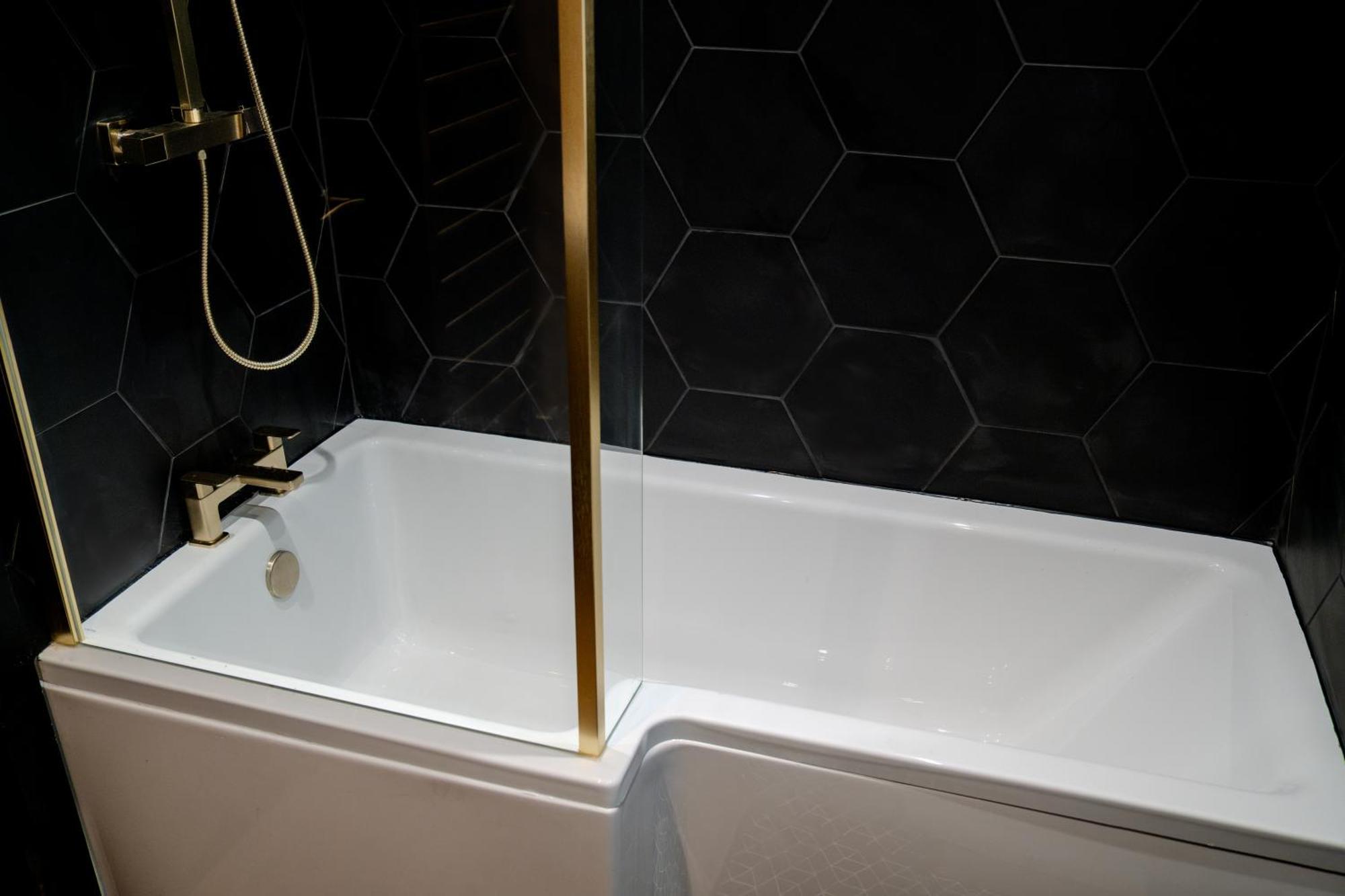 Modern 3Br Home - Private Parking - Tv In Every Bedroom Swansea Ngoại thất bức ảnh